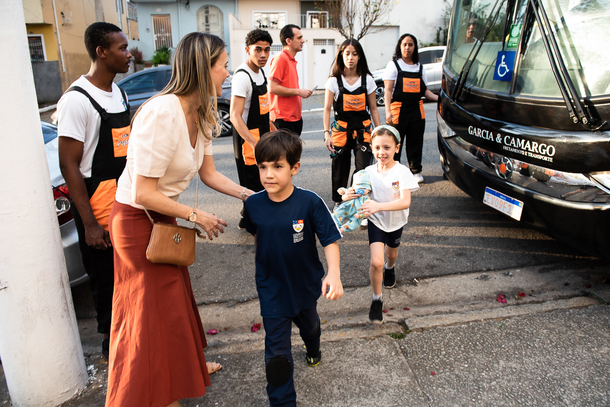 crianças descendo do ônibus chegando no buffet