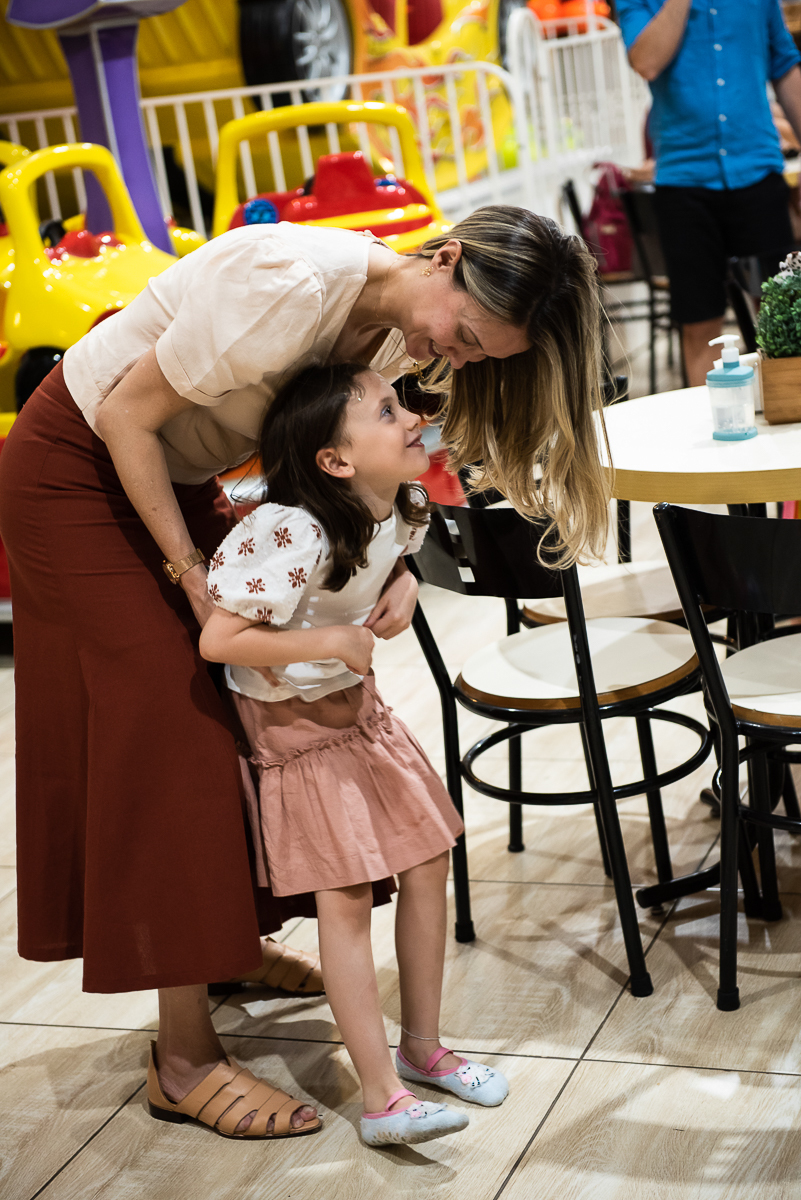 mamãe abraçando sua filhinha