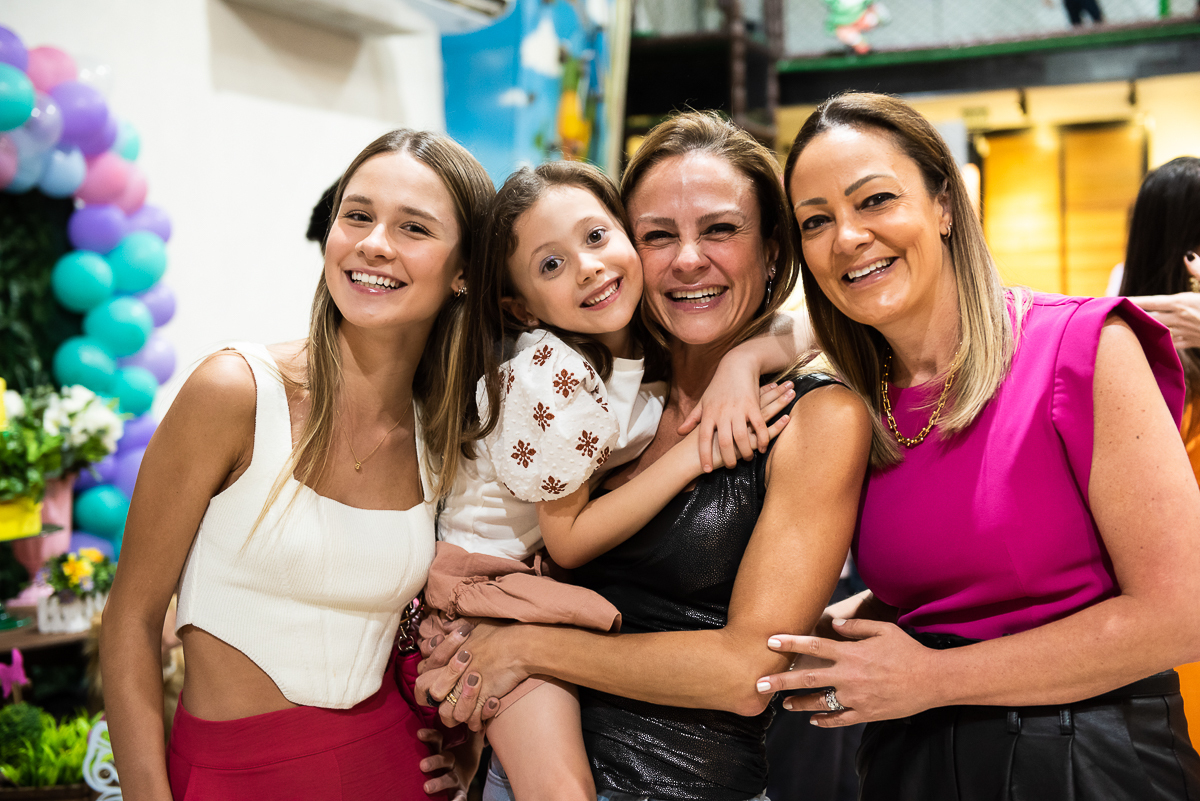titias corujando a aniversariante
