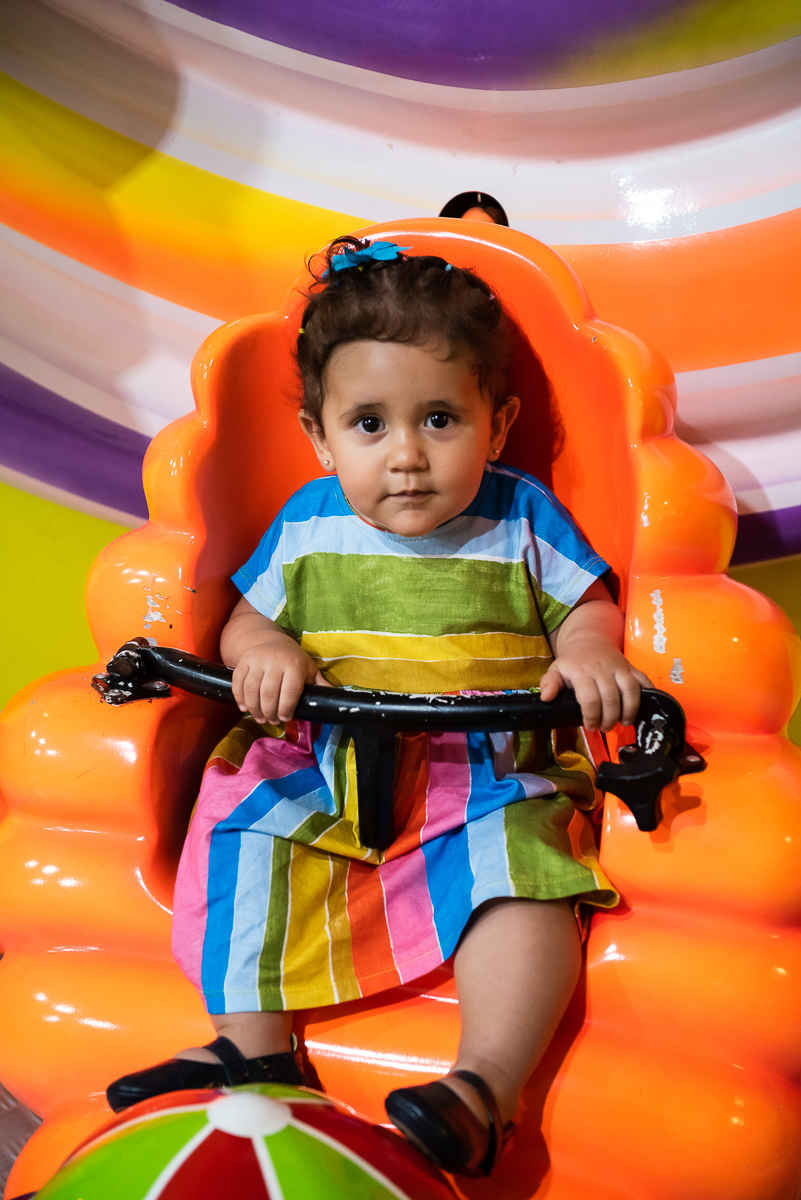 bebê curtindo o brinquedo