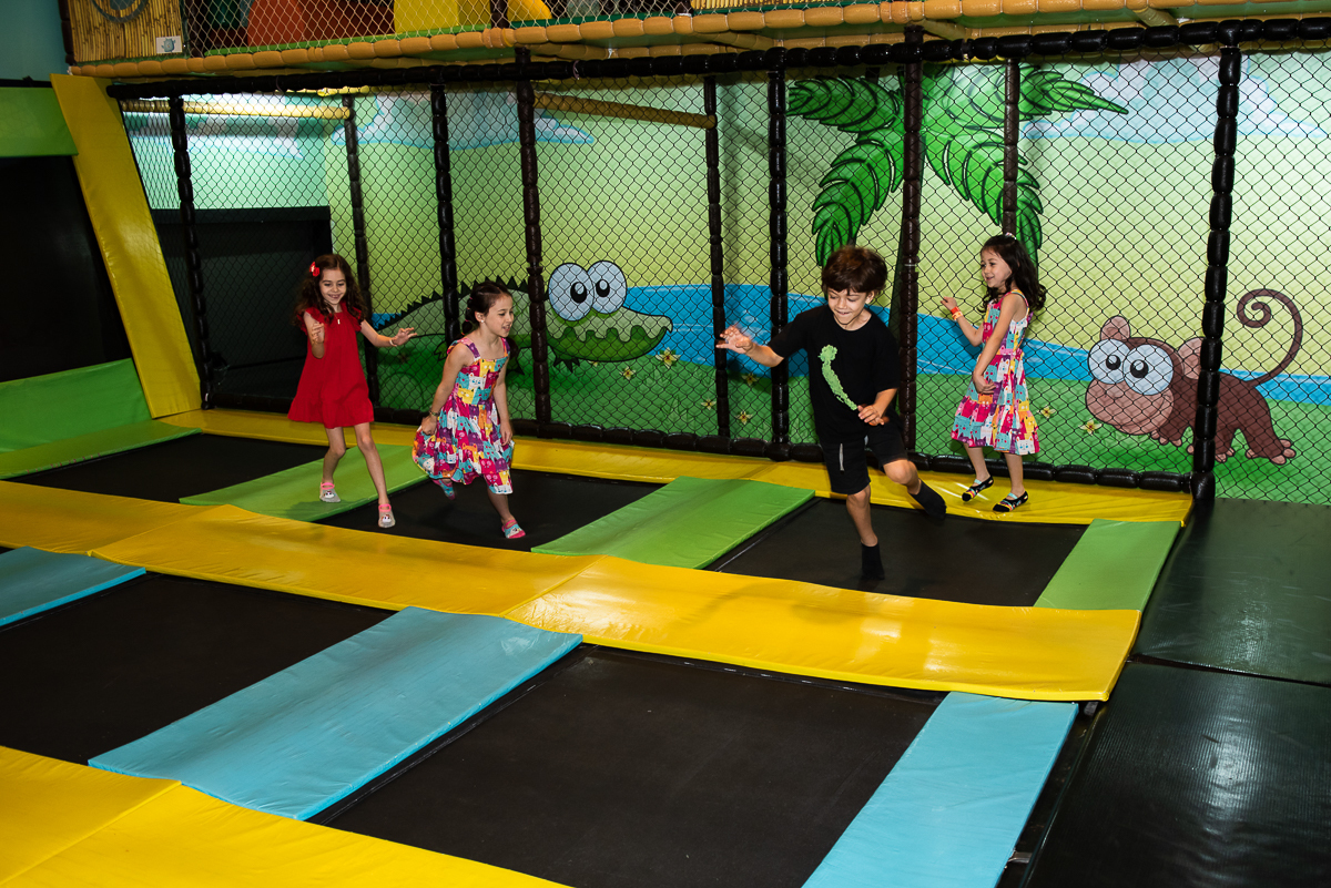 e a brincadeira está animada com as crianças