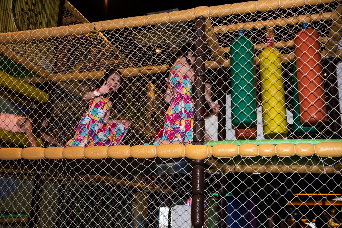 meninas se divertindo no brinquedão