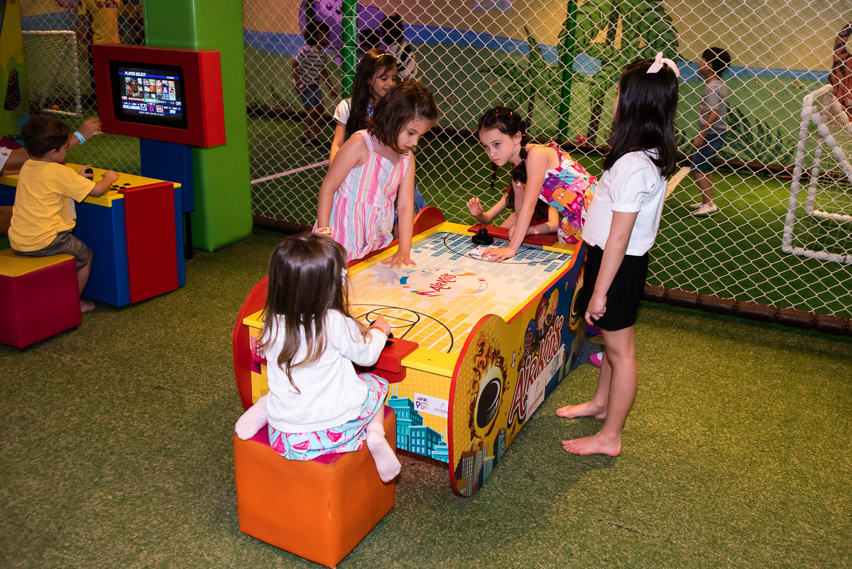 crianças iniciando nova brincadeira