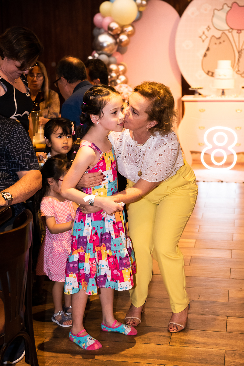 aniversariante recebendo beijinho da titia