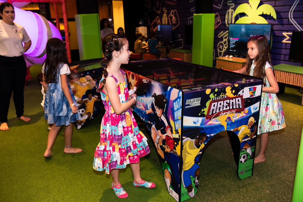 crianças no pebolim