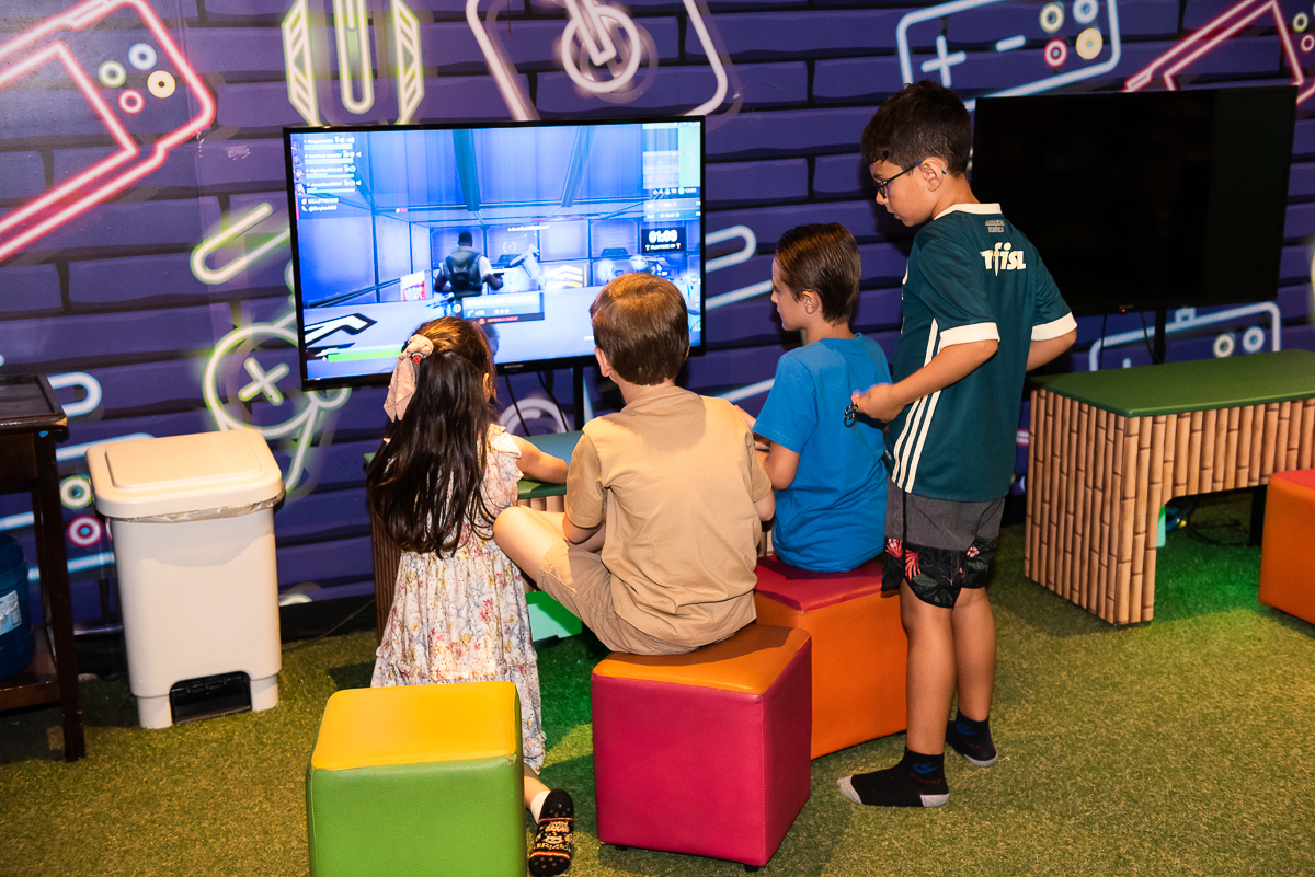 crianças se divertindo no vídeo game