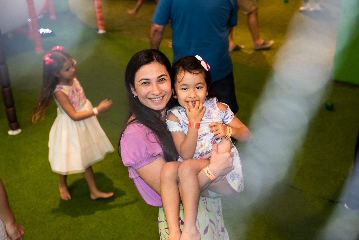 linda menina japonesa no colo da titia