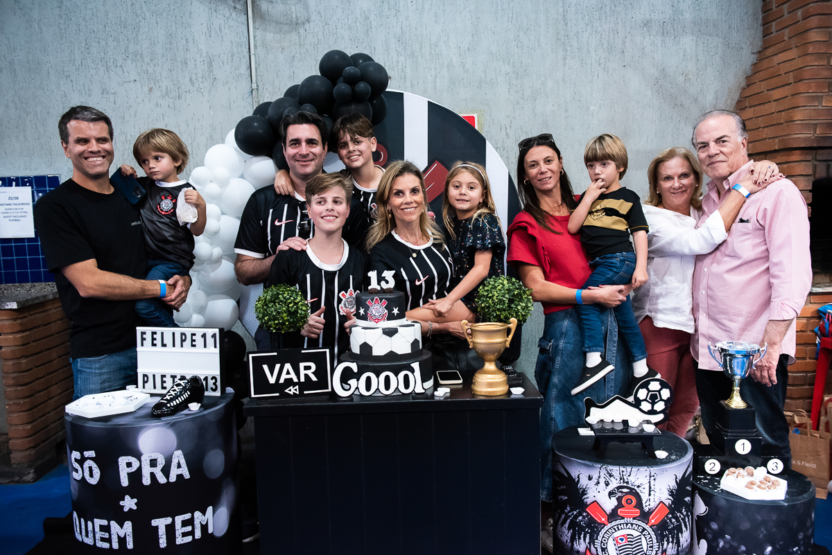 família reunida para fotografia na mesa de parabéns