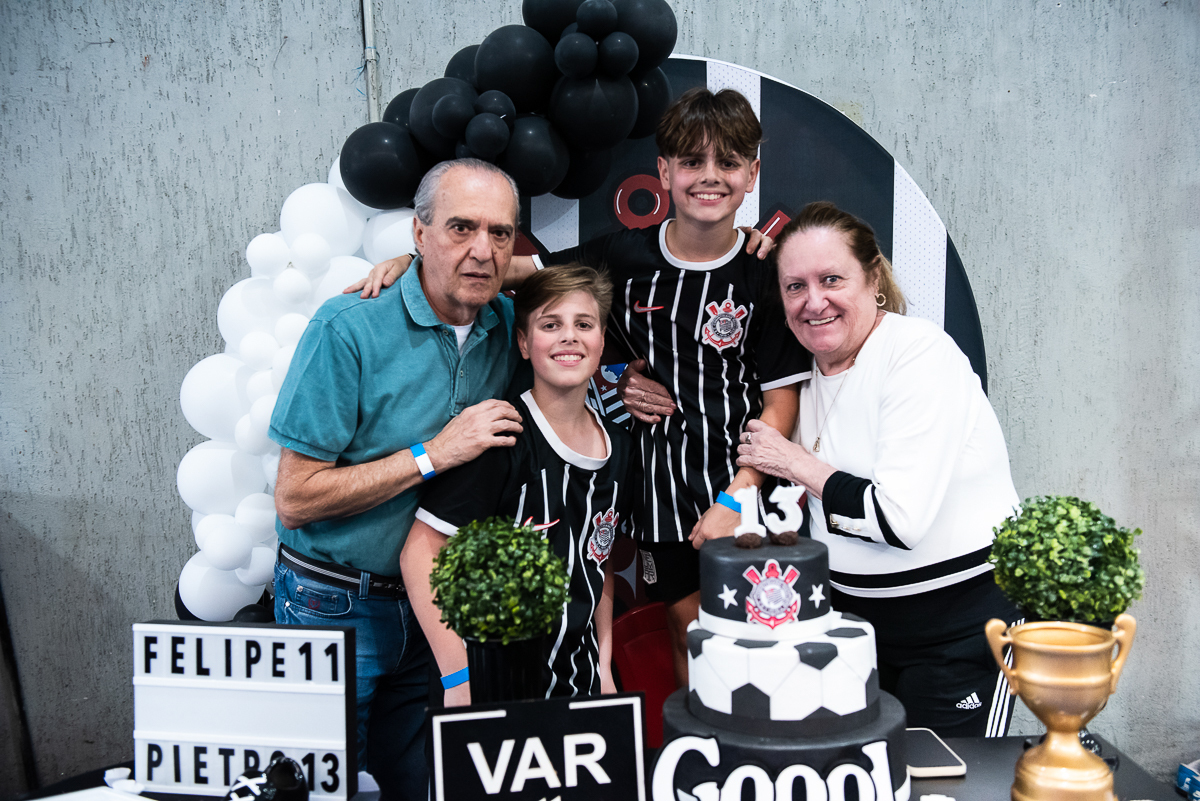 os avós maternos também tirando fotos com os netinhos