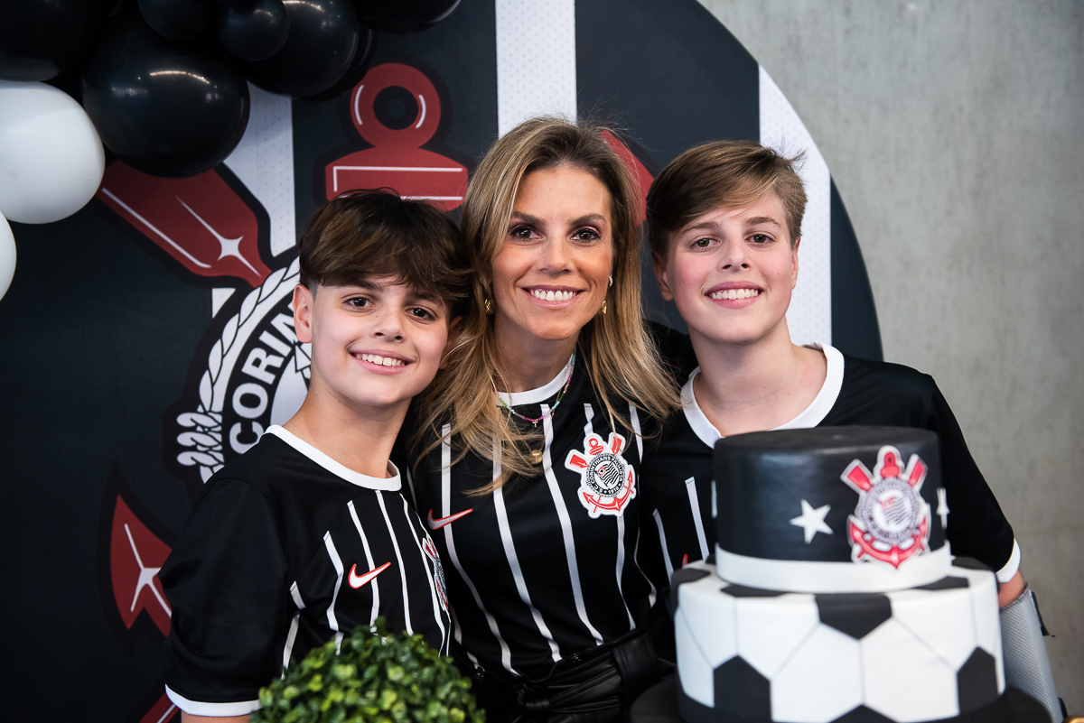 linda mamãe com seus filhos