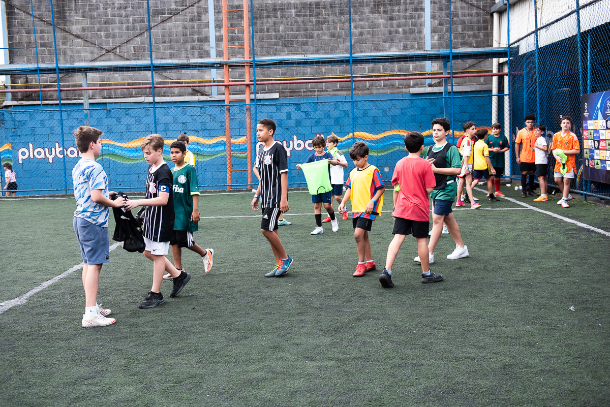 crianças no campo de futebol