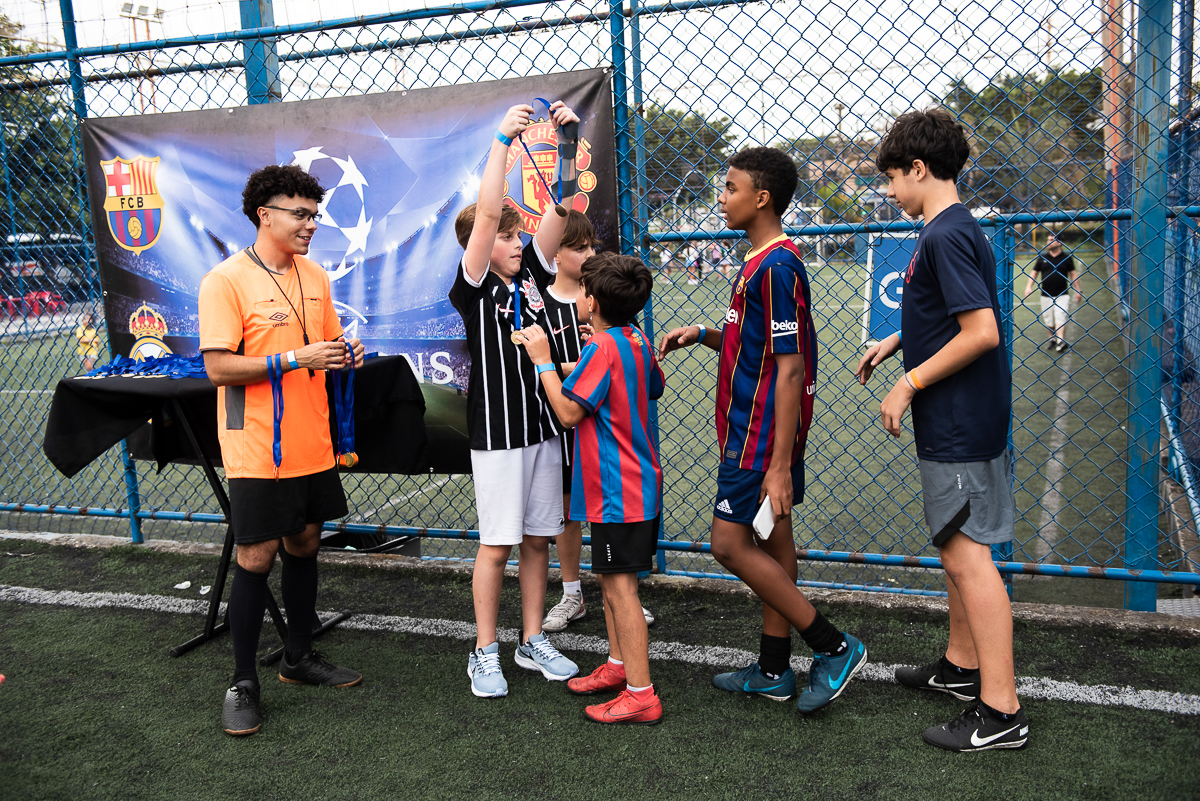 Pietro entregando a medalha