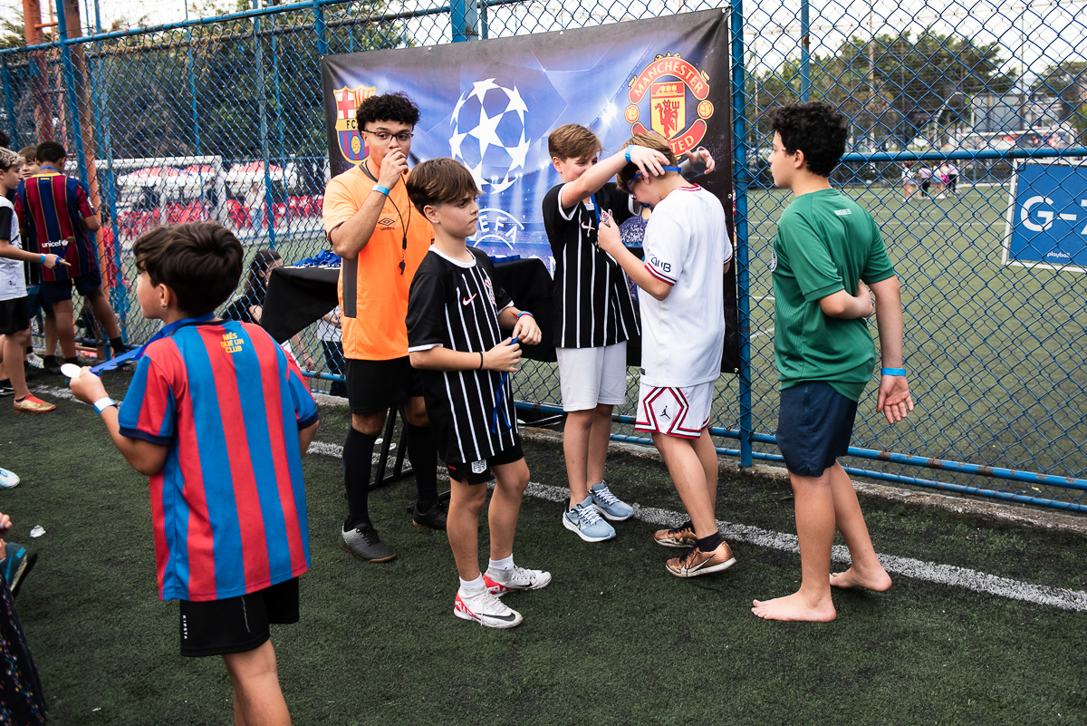 Pietro entregando outra Medalha