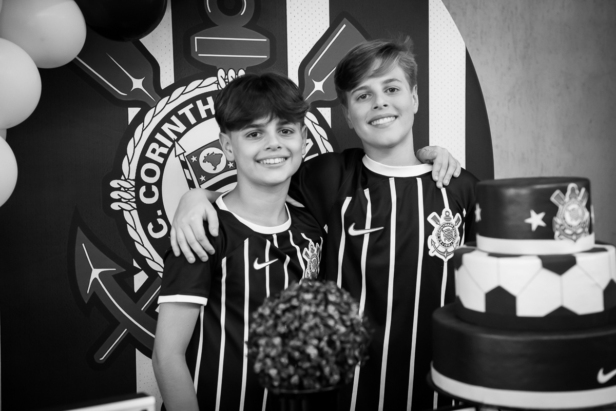 irmãos abraços fotografia em preto e branco