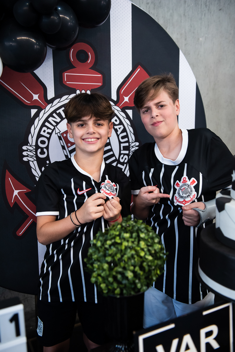 irmãos felizes com a camisa do Corinthians