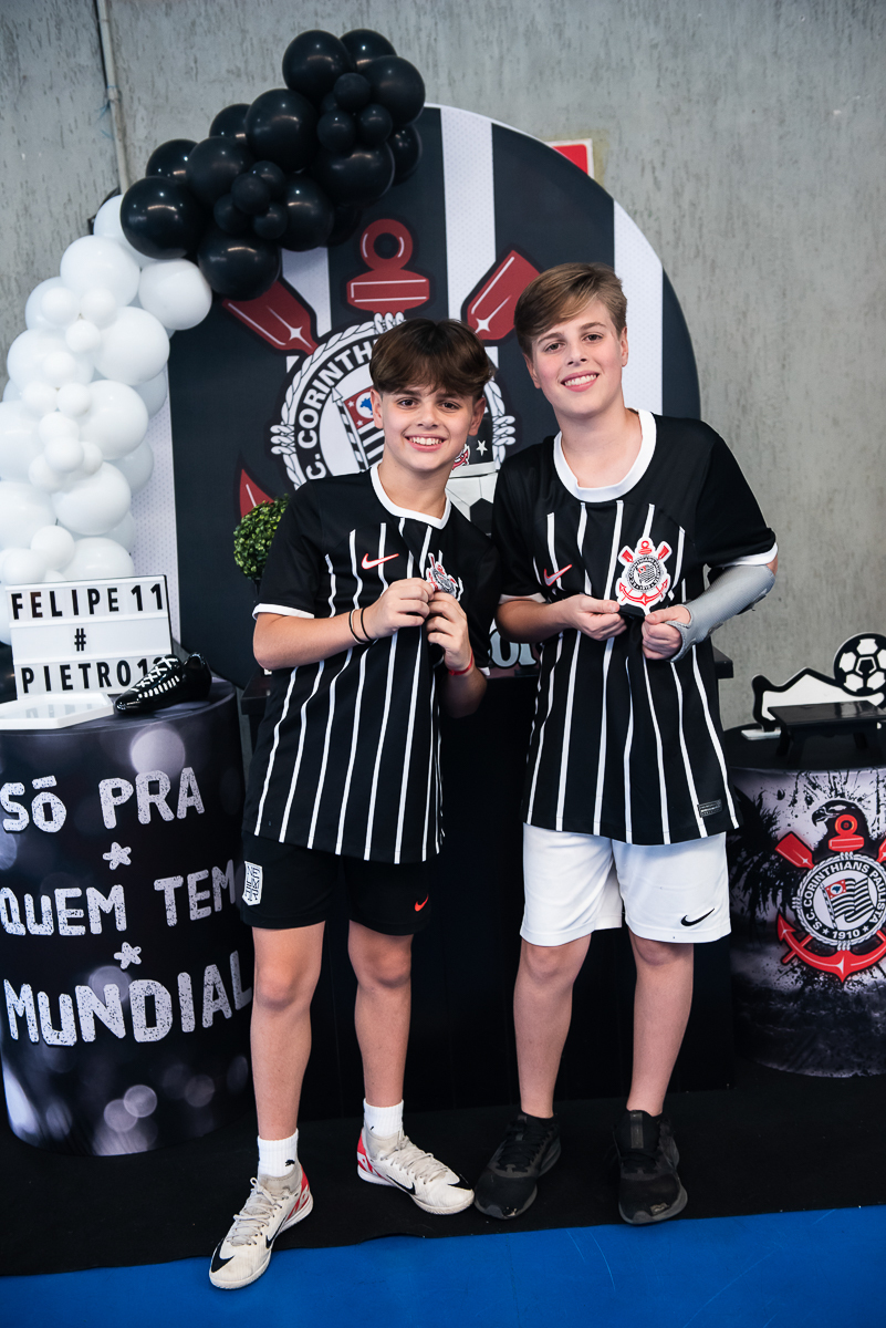 dois meninos com as camisas do corinthians