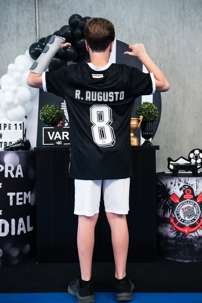 menino de costa, camisa 8 Renato Augusto