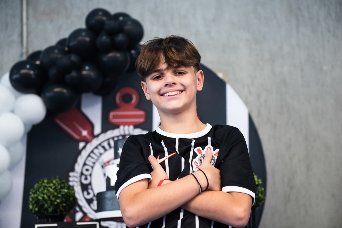 menino feliz com a camisa do Corinthians