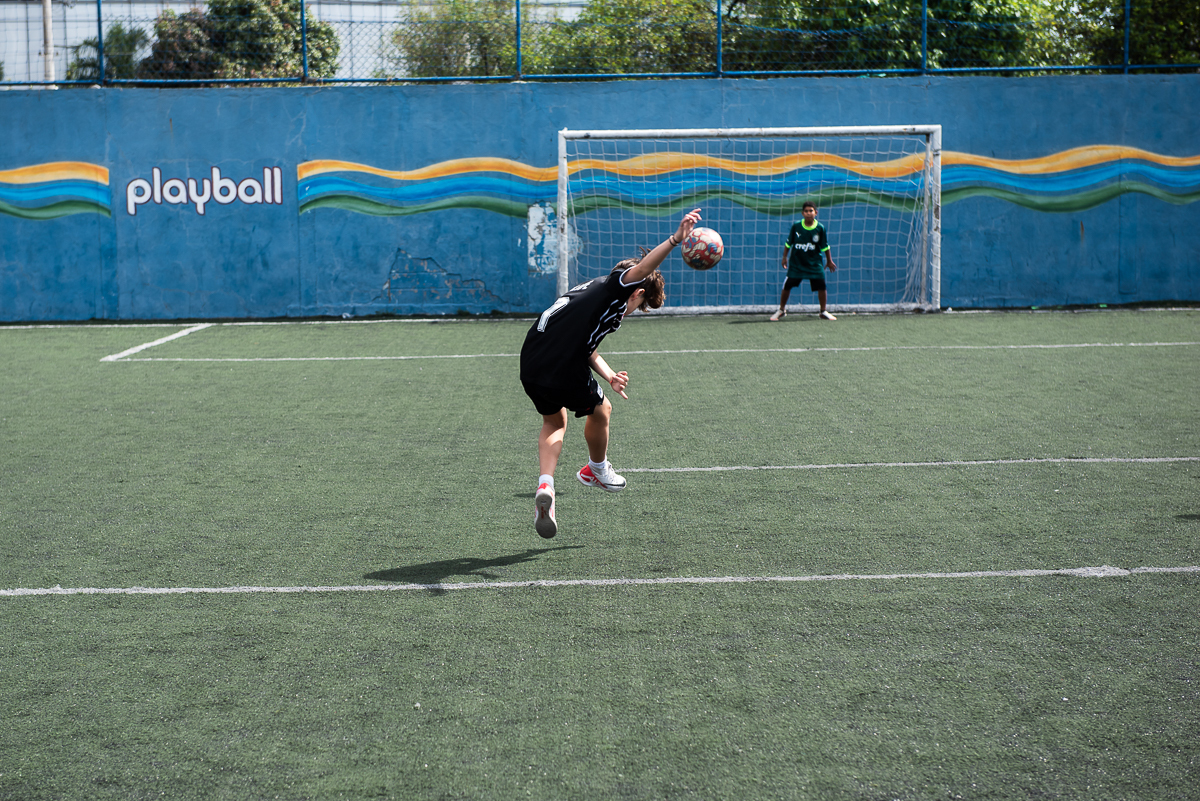 chutando para o gol
