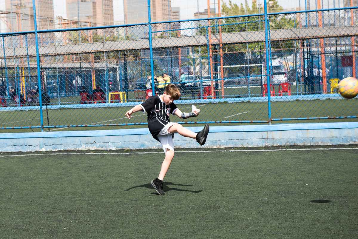 chutando novamente para o gol