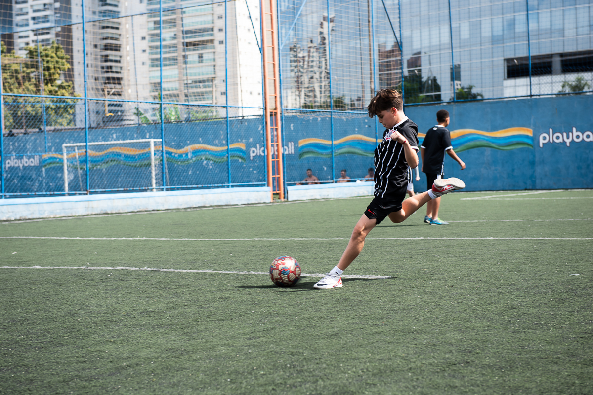 preparando-se para chutar a bola