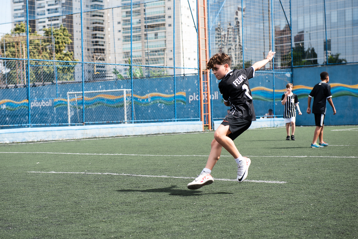 menino acabou de chutar a bola