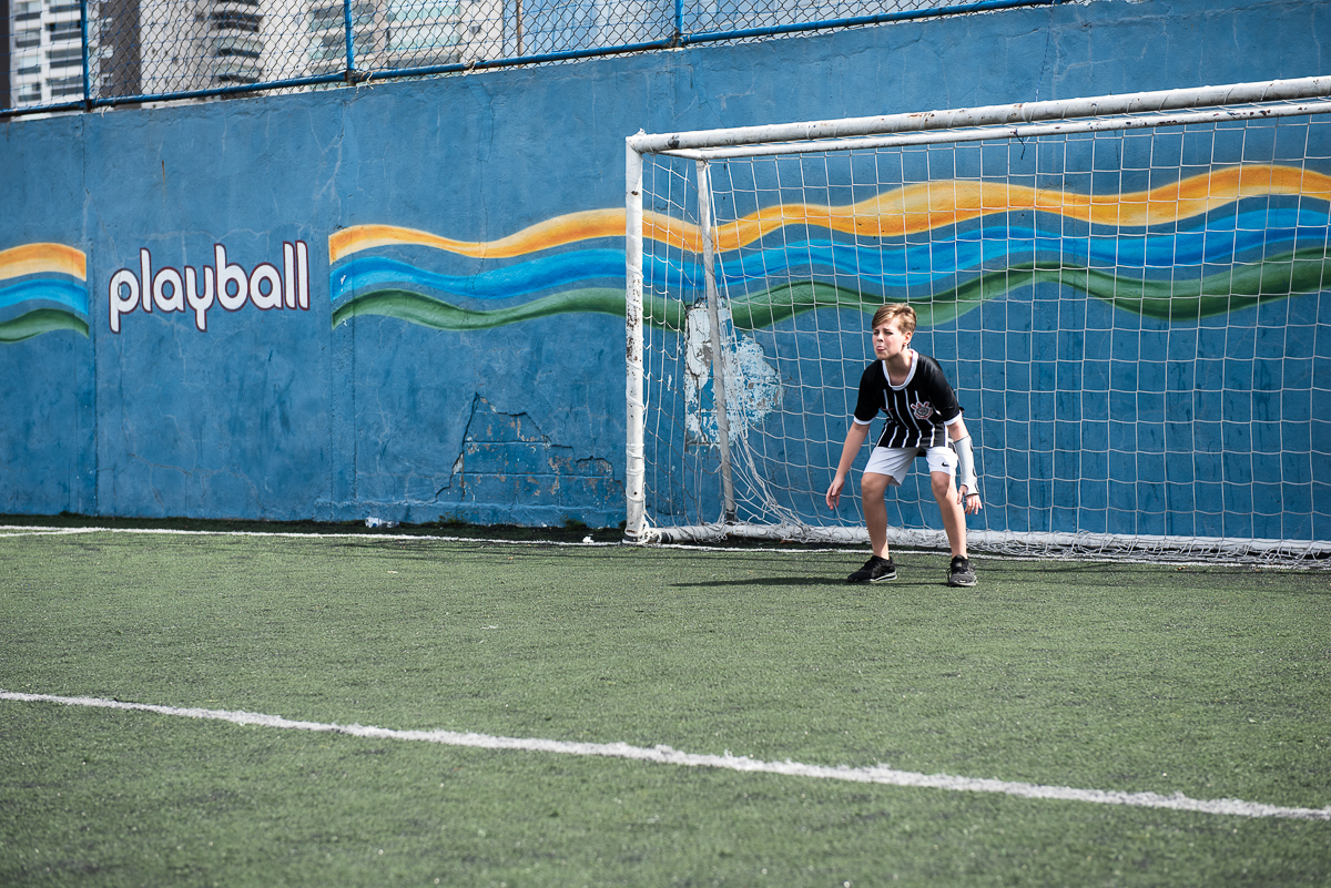o goleiro está atento