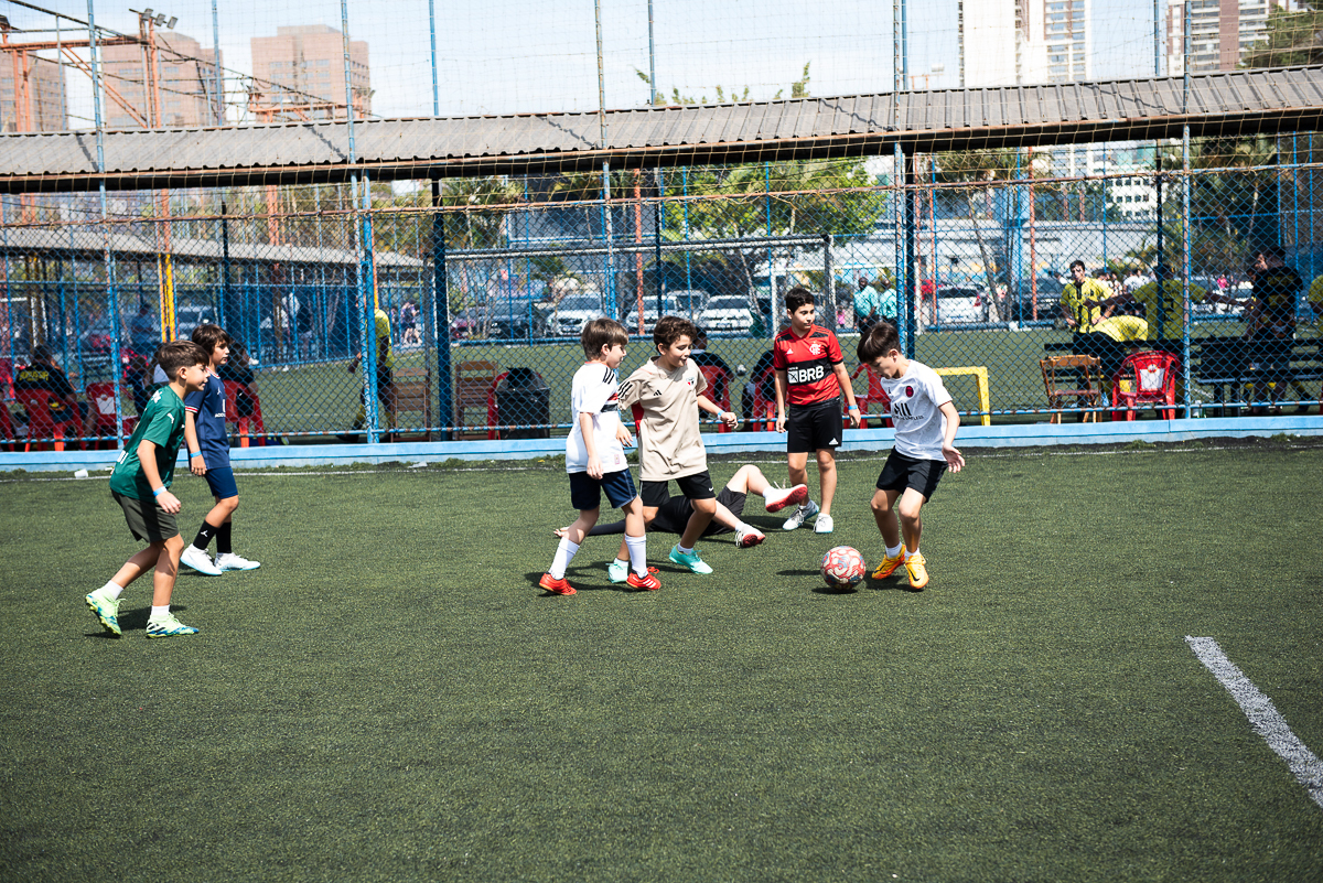 grupinho jogando bola