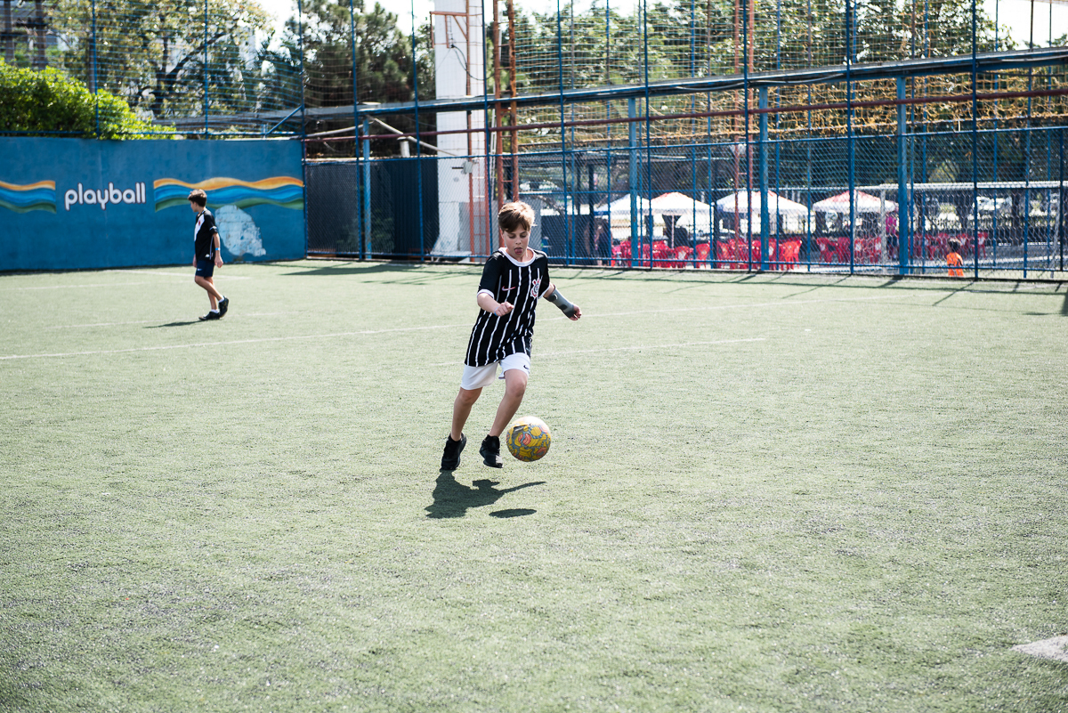 menino se divertindo com a bola