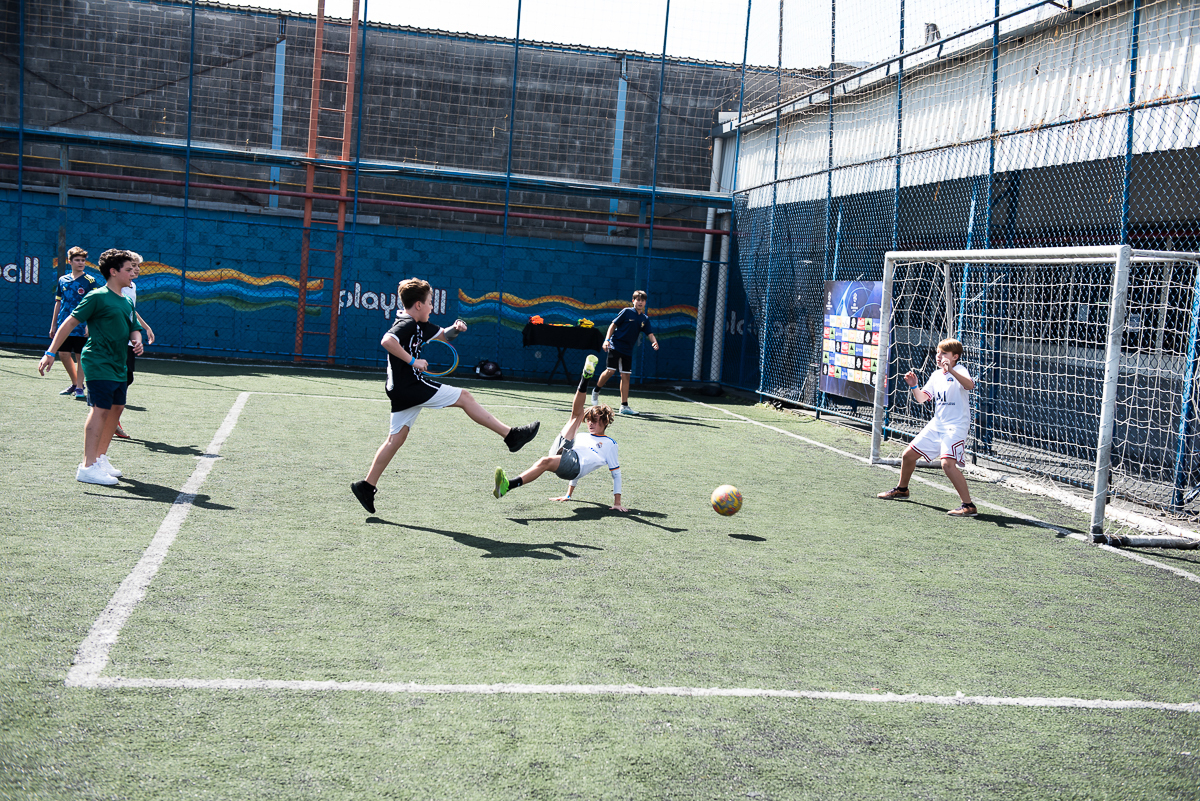 partindo para fazer o gol