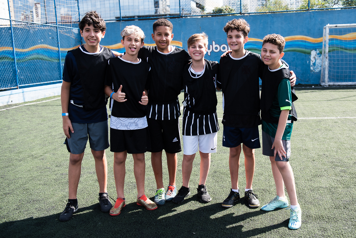 a turma da camisa preta tirando fotos