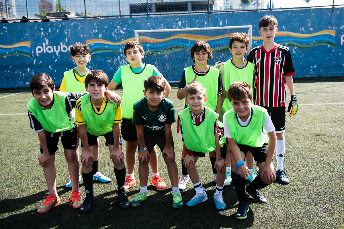 a turma da camisa verde tirando fotos
