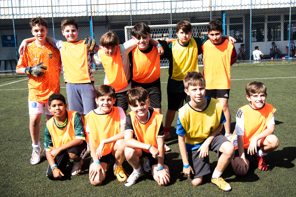 a turma da camisa laranja tirando fotos