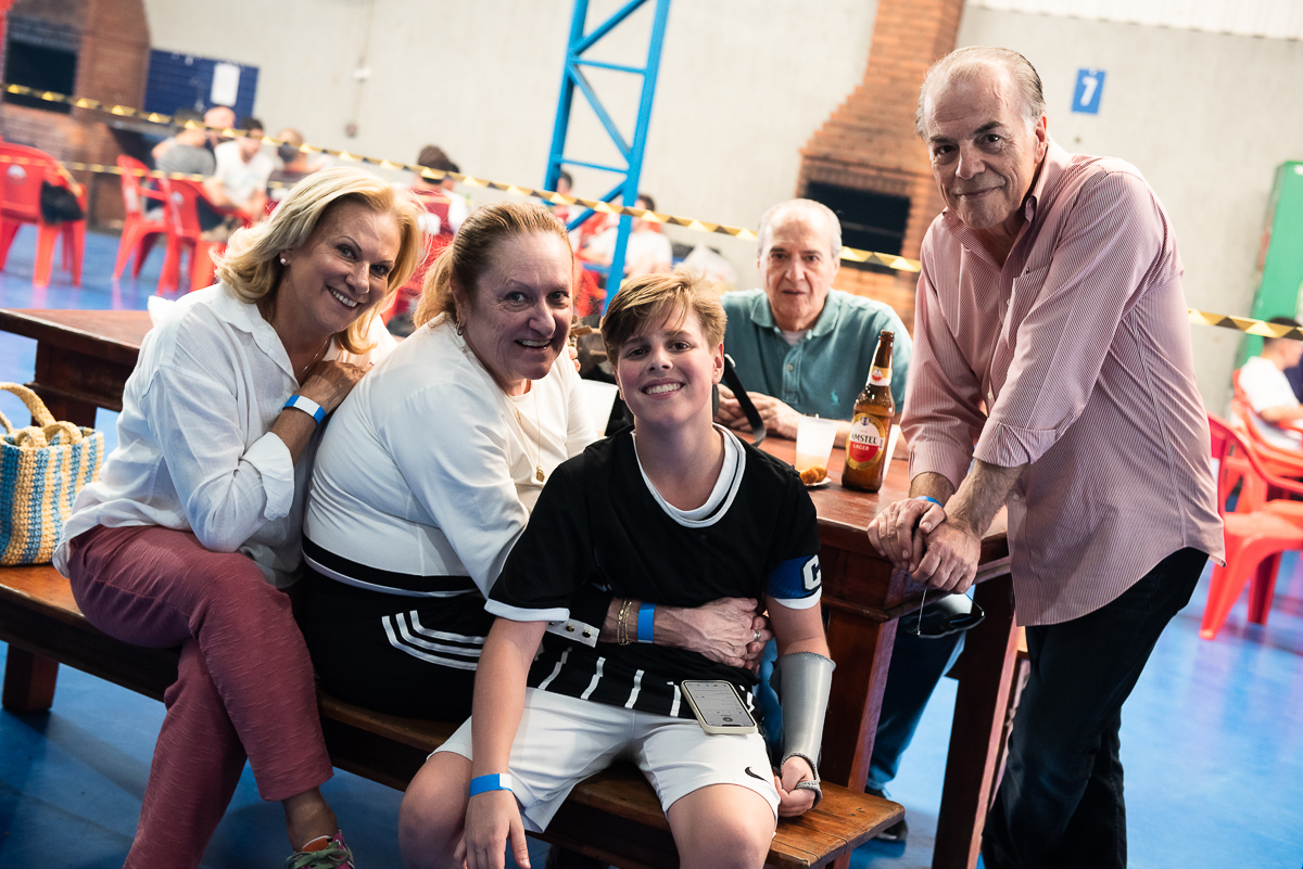 adultos tomando uma cerveja amstel