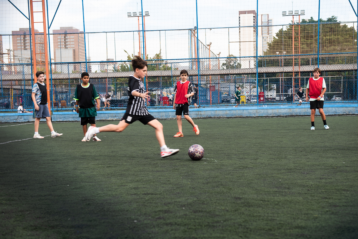 correndo com a bola para chegar ao gol