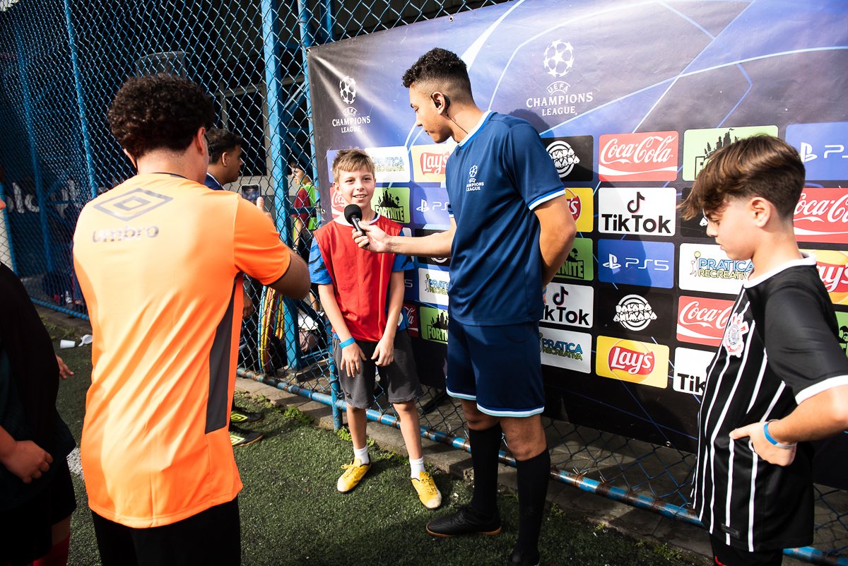 entrevistando o jogador camisa vermelha