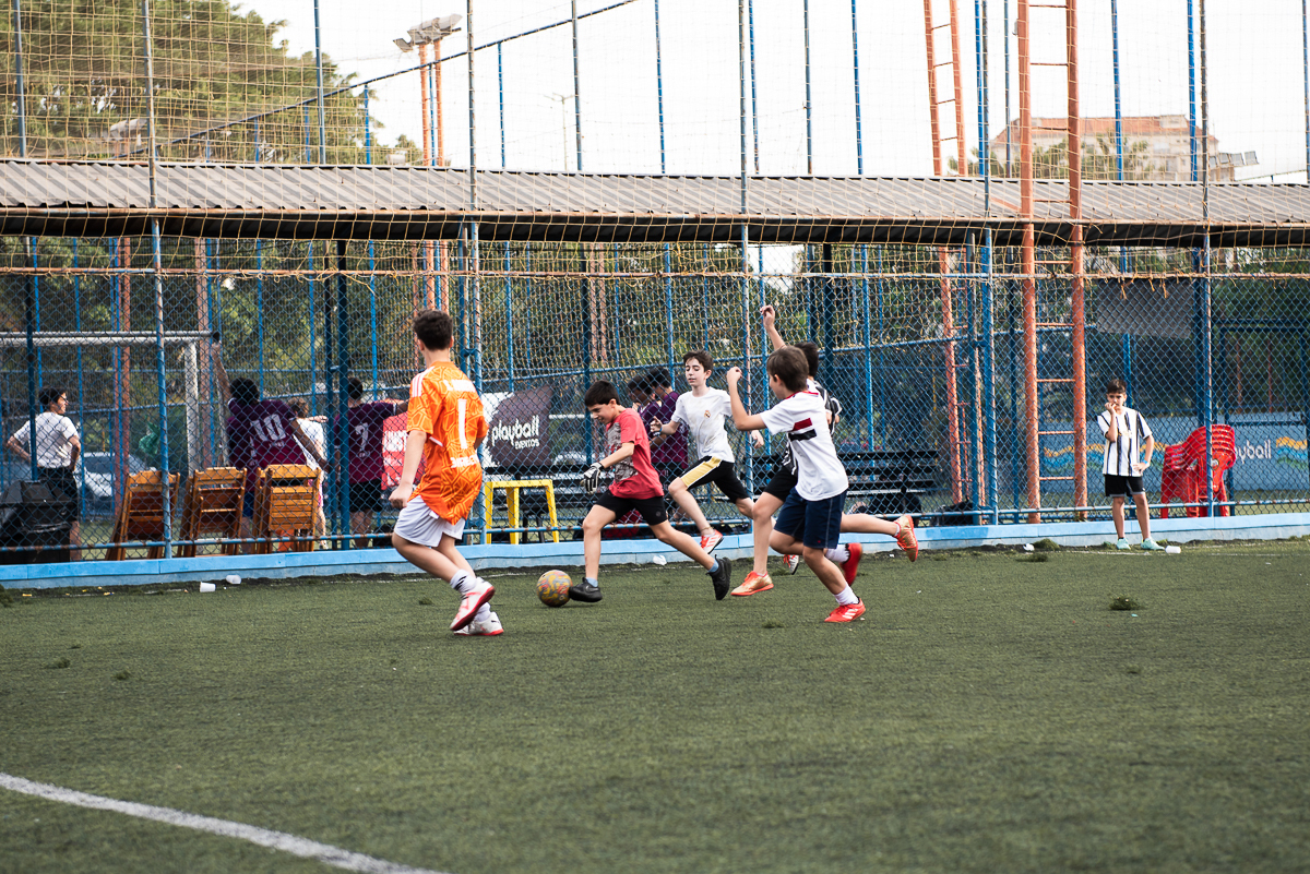 e as crianças continuam jogando futebol