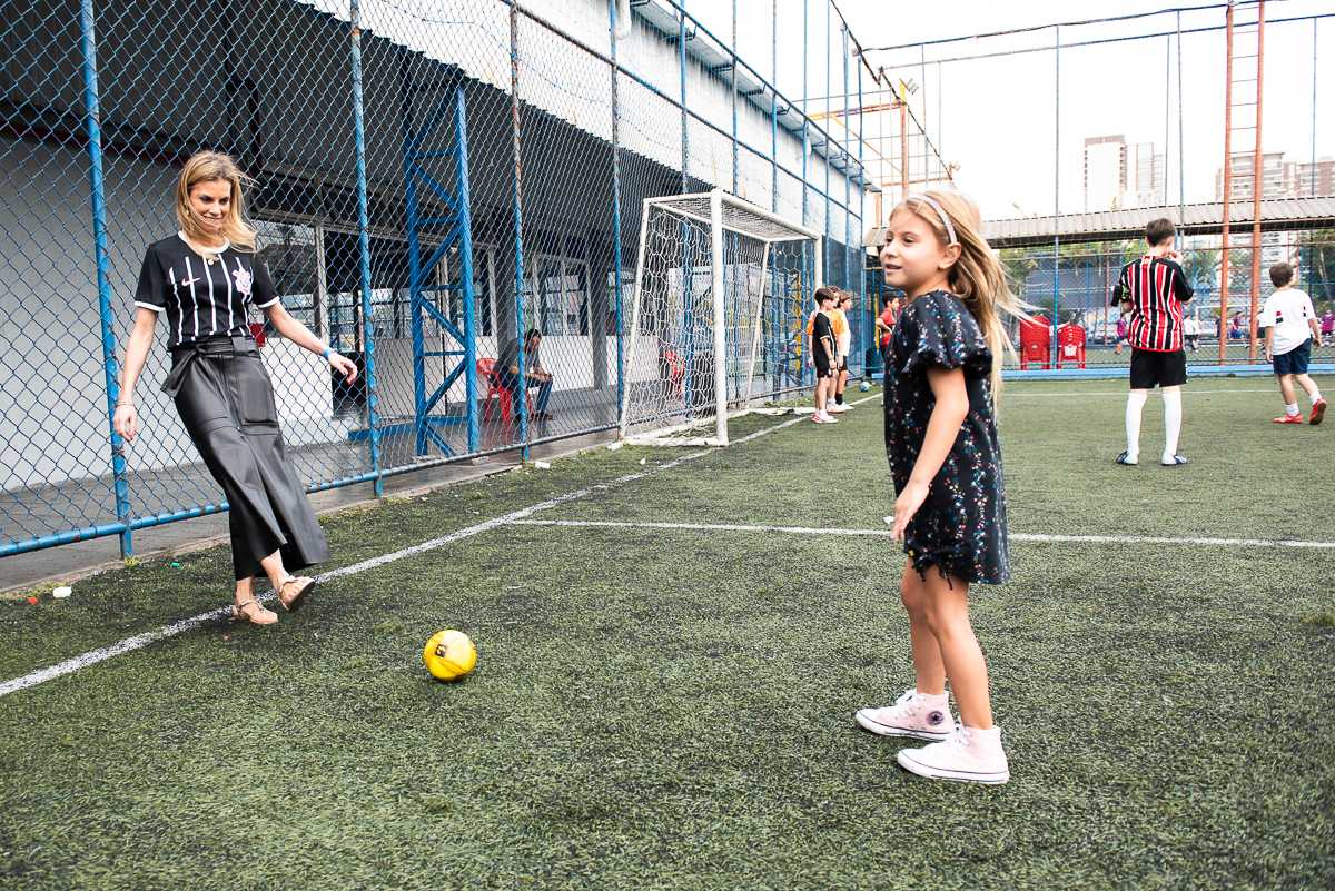 menina e titia jogando futebol