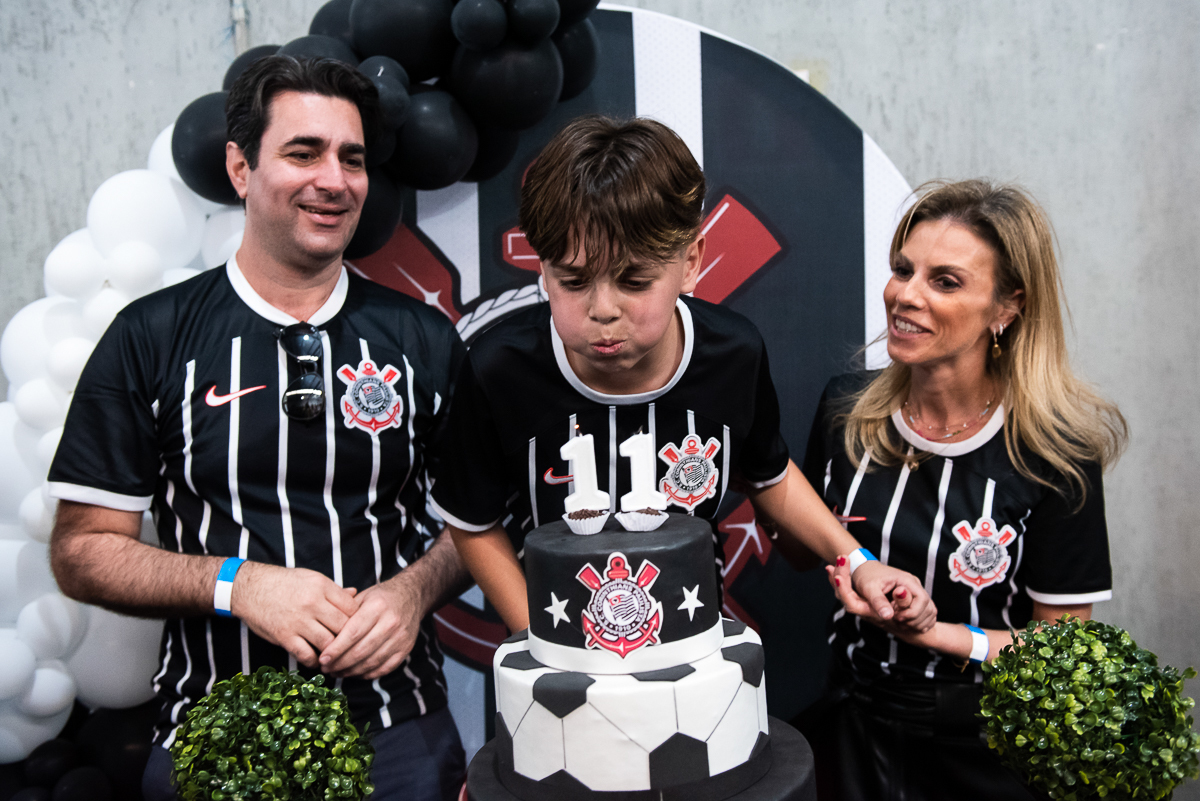 Felipe soprando a vela de 11 anos