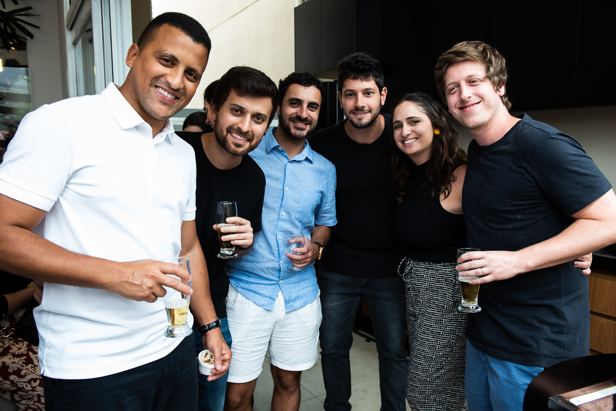 galera curtindo o pagode