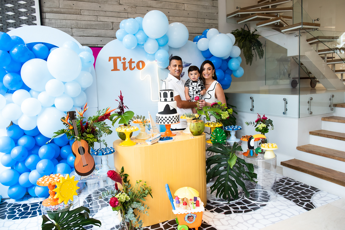 foto com detalhes da mesa do parabéns