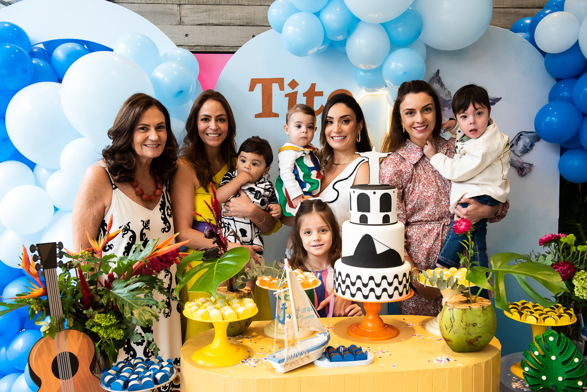 família reunida para fotos