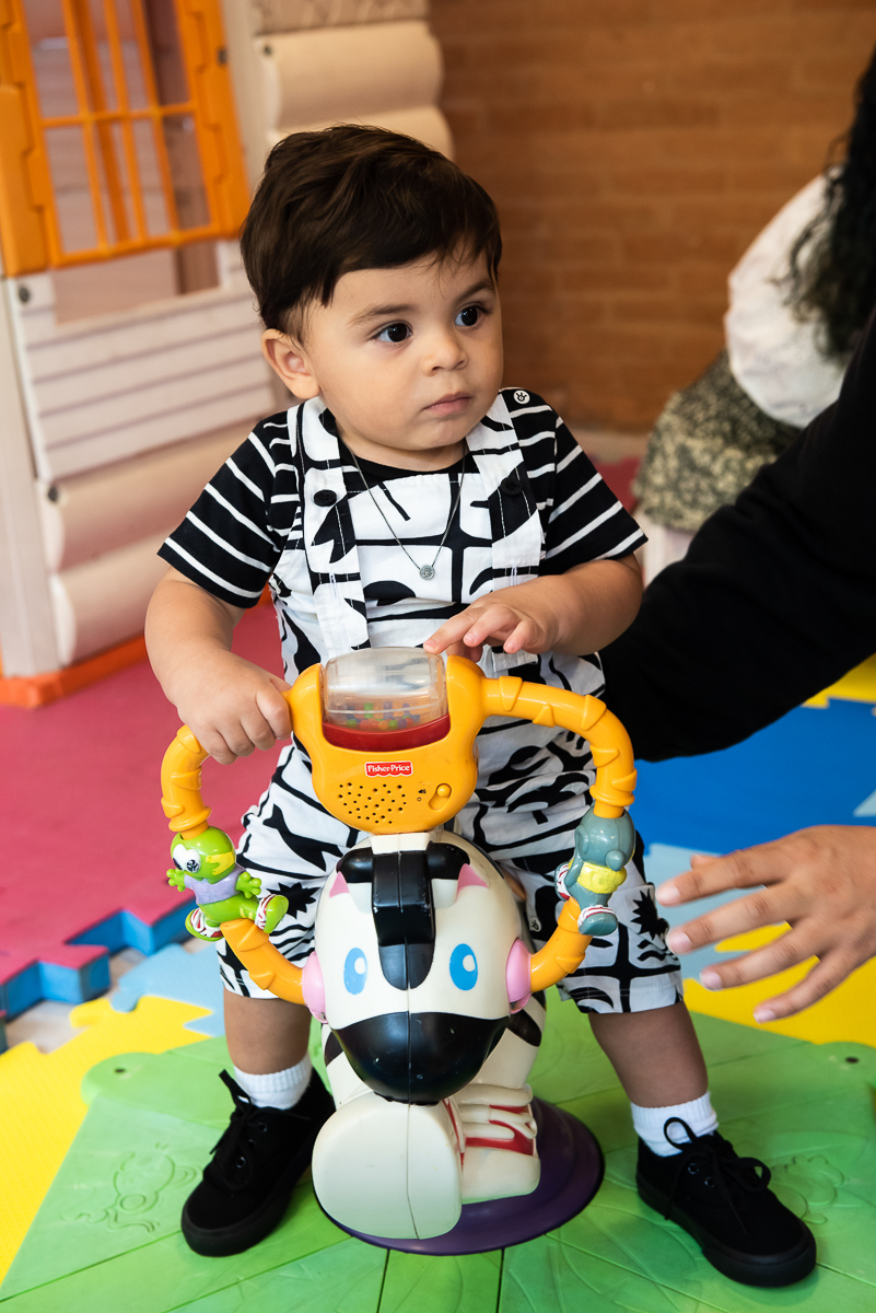 bebê curtindo o brinquedo