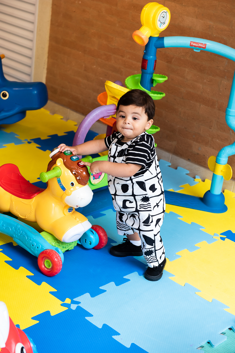 criança brincando com o cavalinho