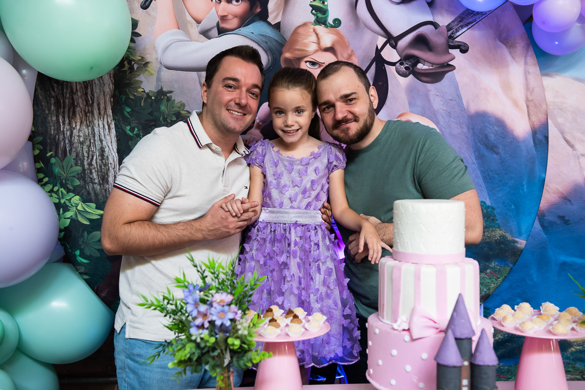 Helena tirando fotos com os tios