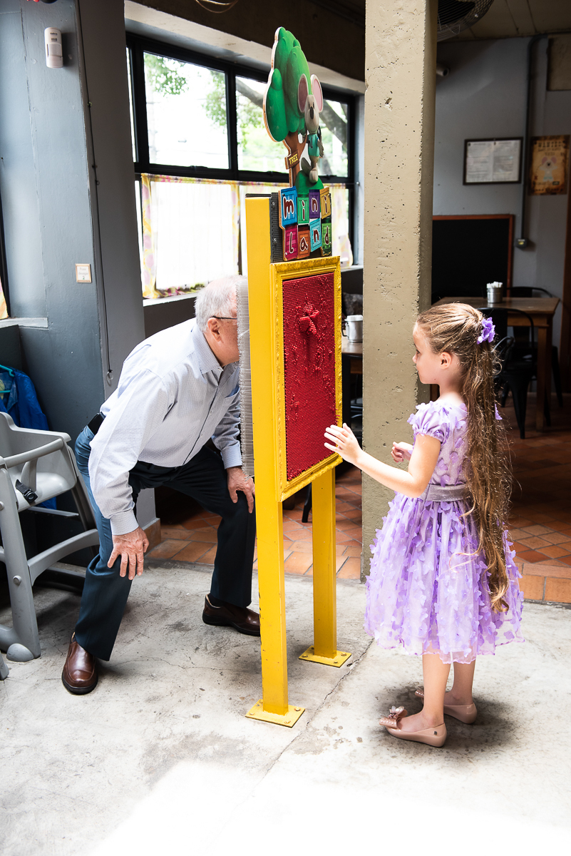 agora é a vez do vovô fazer o molde do rosto no brinquedo vermelho