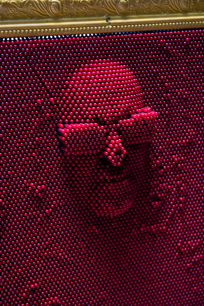 rosto do vovô no brinquedo vermelho