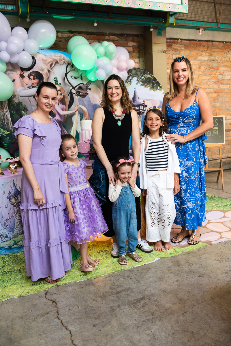 convidados fazendo fotos com a aniversariante e mamãe