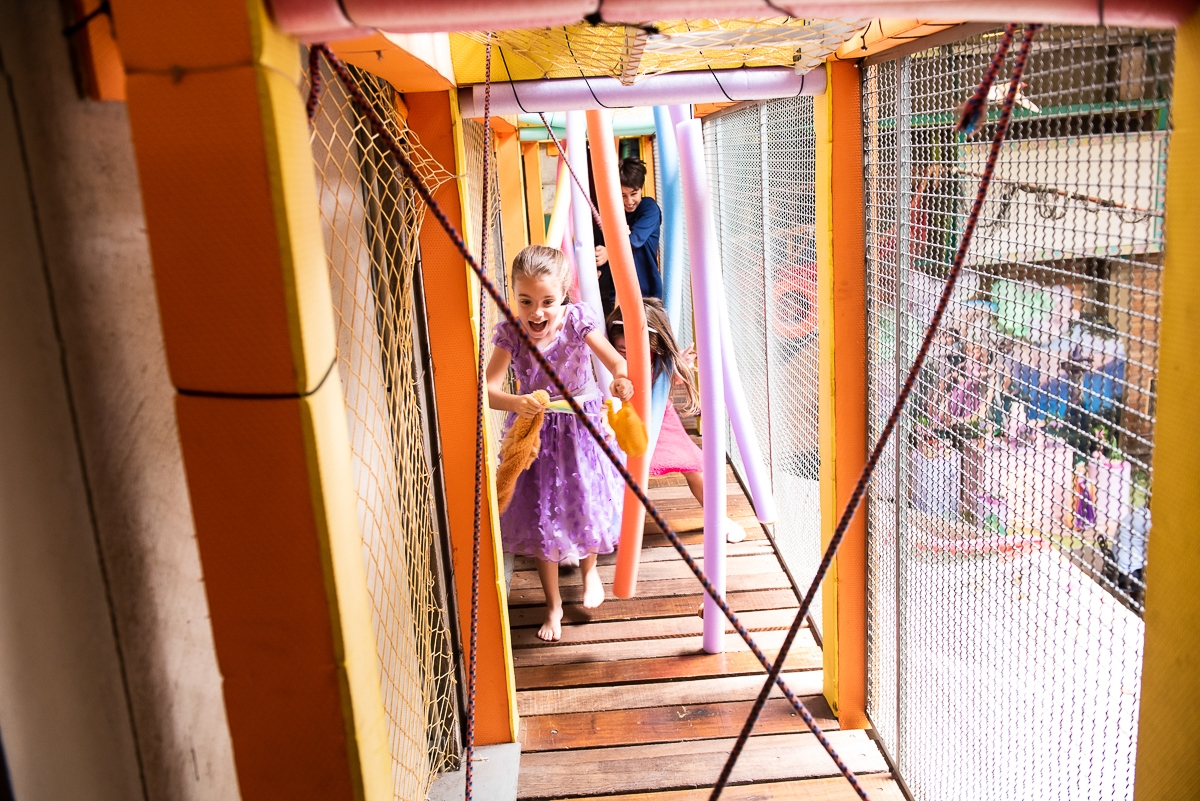 correndo pelo brinquedão