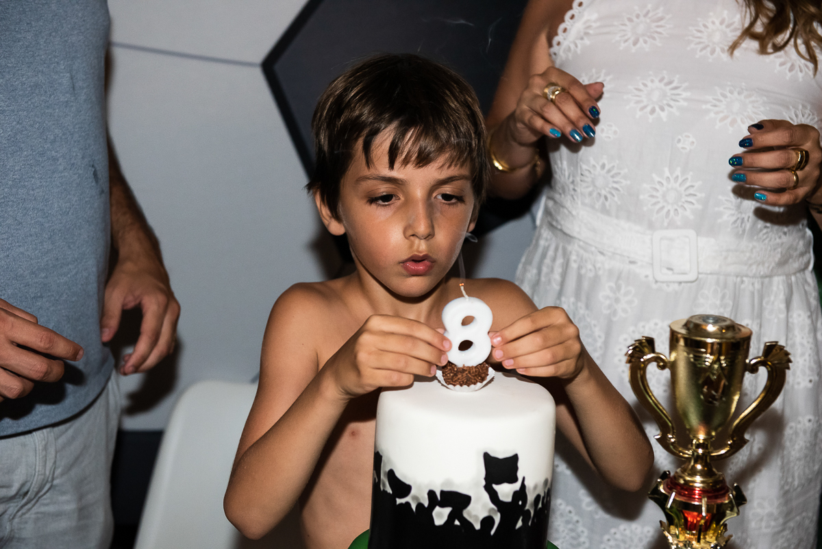 segurando a velinha de 8 anos